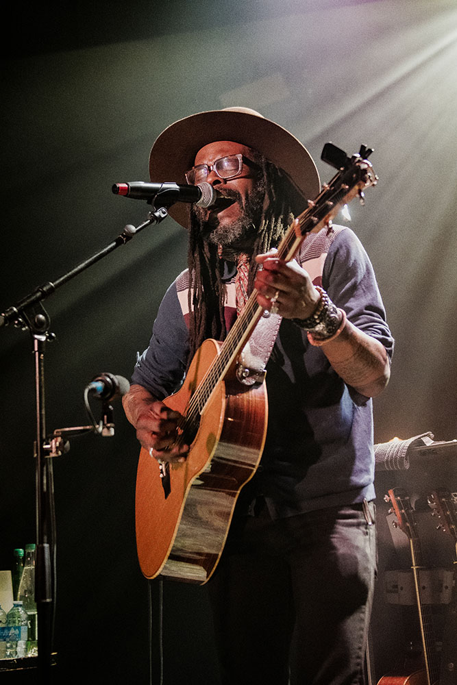 Le chanteur tété en concert