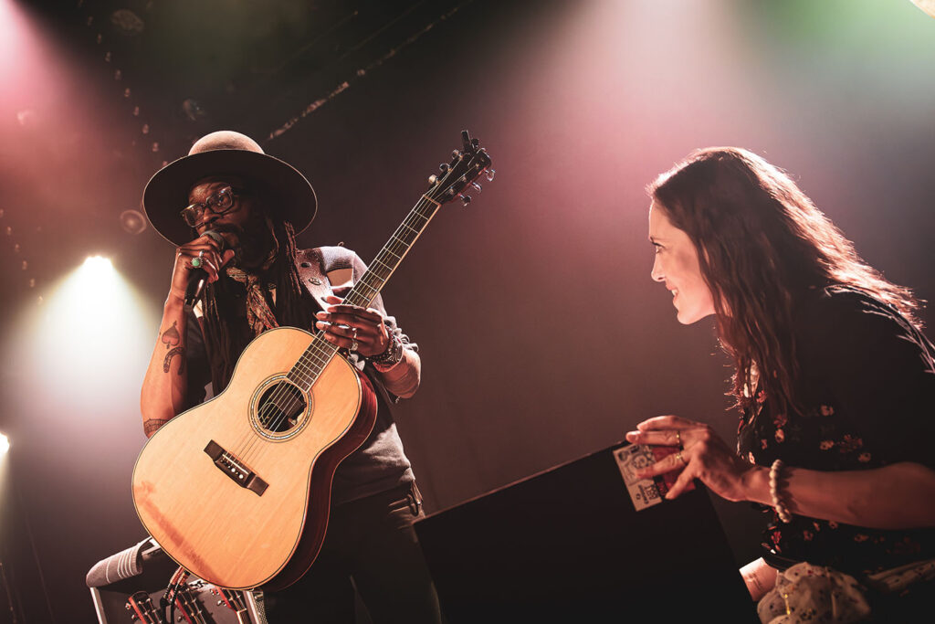 Tété et une spectatrice sur scène lors du concert